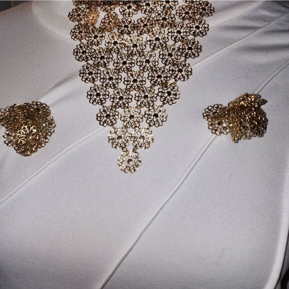 Vendome Flower Mesh Bib Necklace and Clip On Earrings Set 1960s Vtg - Picture 7 of 9